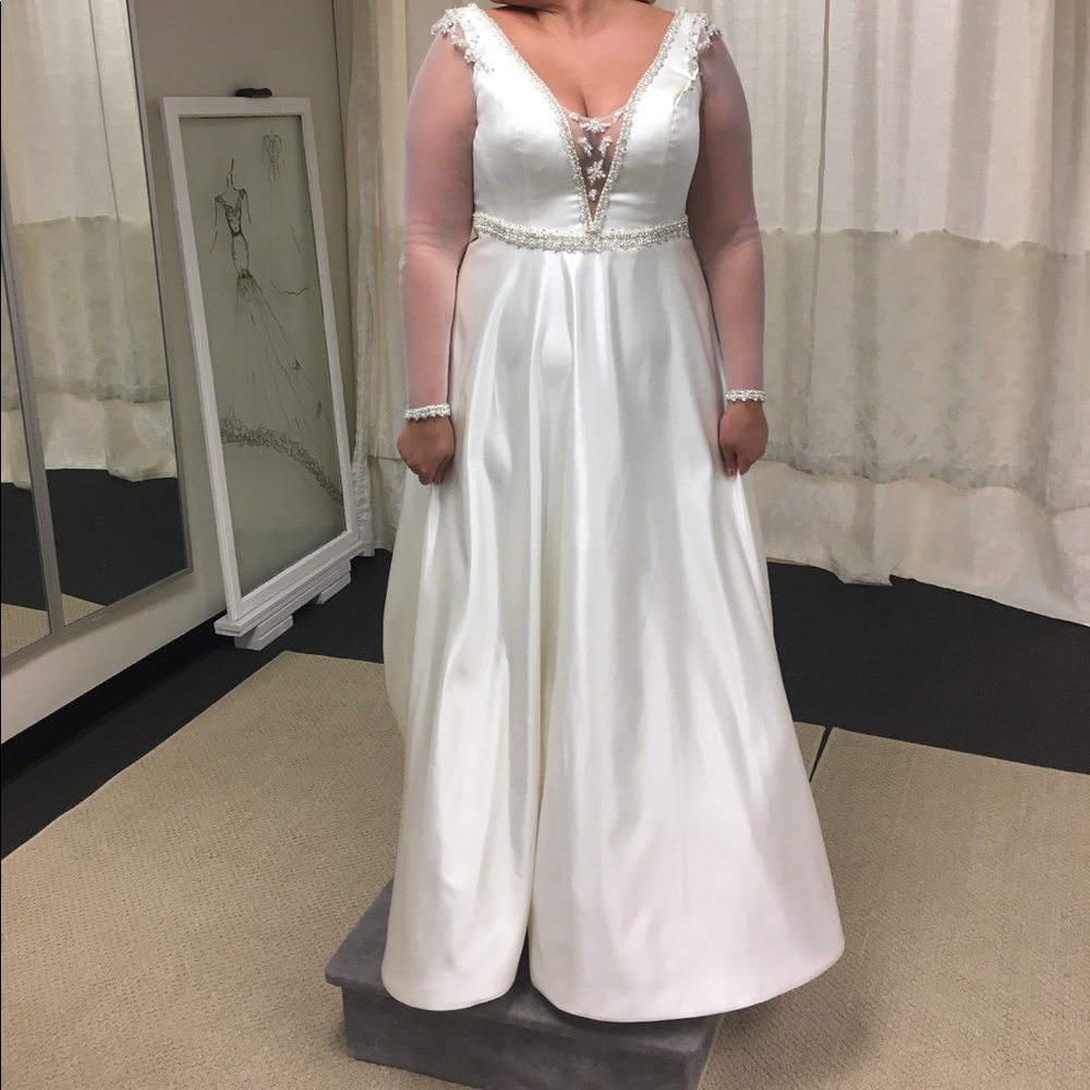 *removable sleeved* wedding dress
